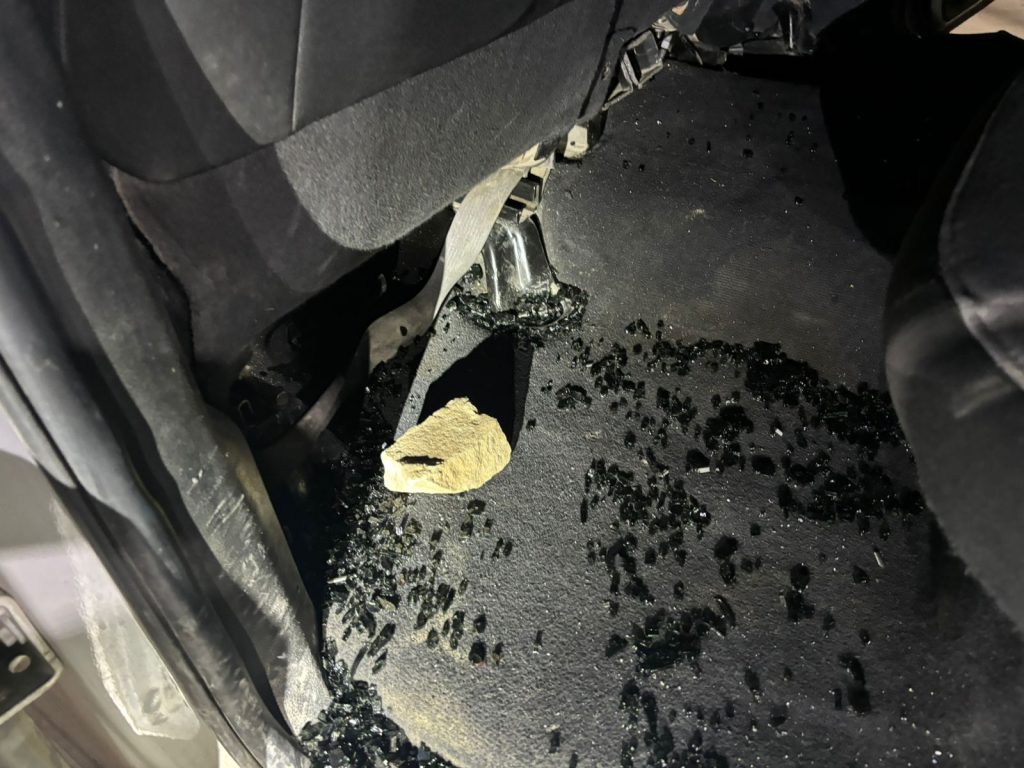 Turba de pandilleros agrede a policías; disparan y lesionan a uno