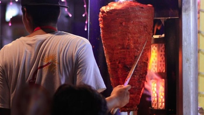 Taquero es baleado por no venderle carne al novio de su ex novia