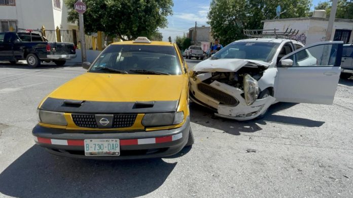 Taxista se pasa el alto y provoca aparatoso choque en Coahuila