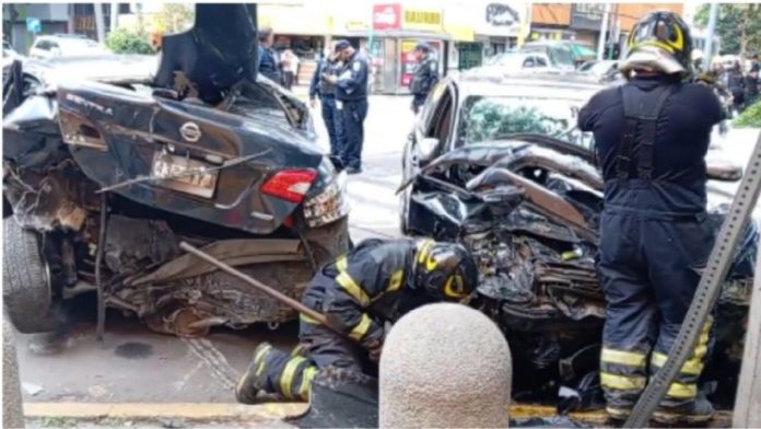 Mujer queda prensada en choque entre dos automóviles
