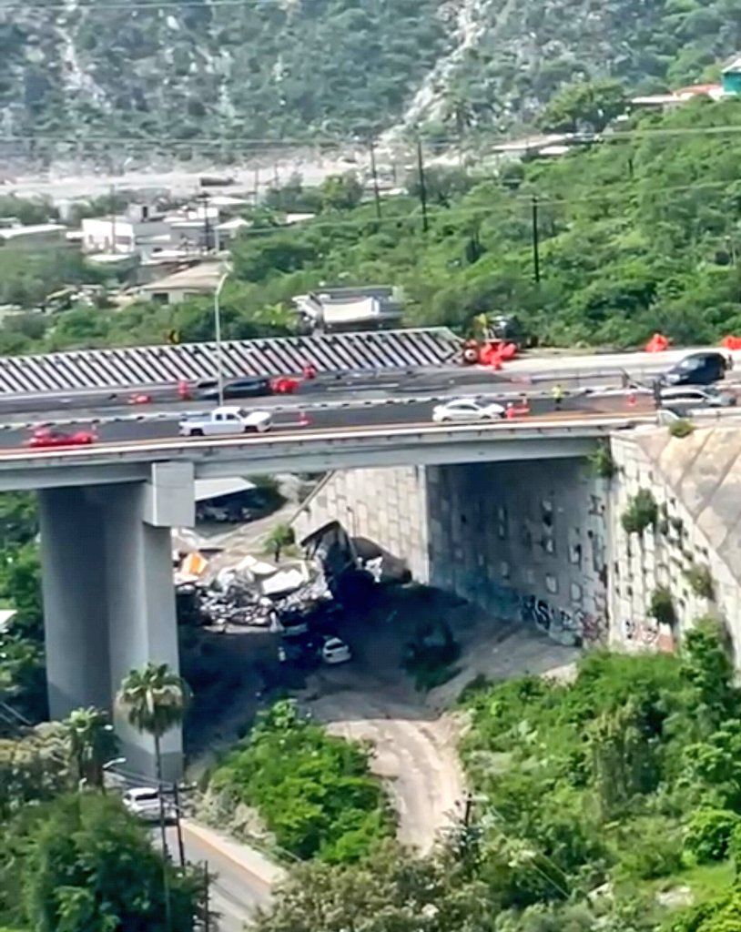 Cae tráiler desde puente de autopista Monterrey-Saltillo