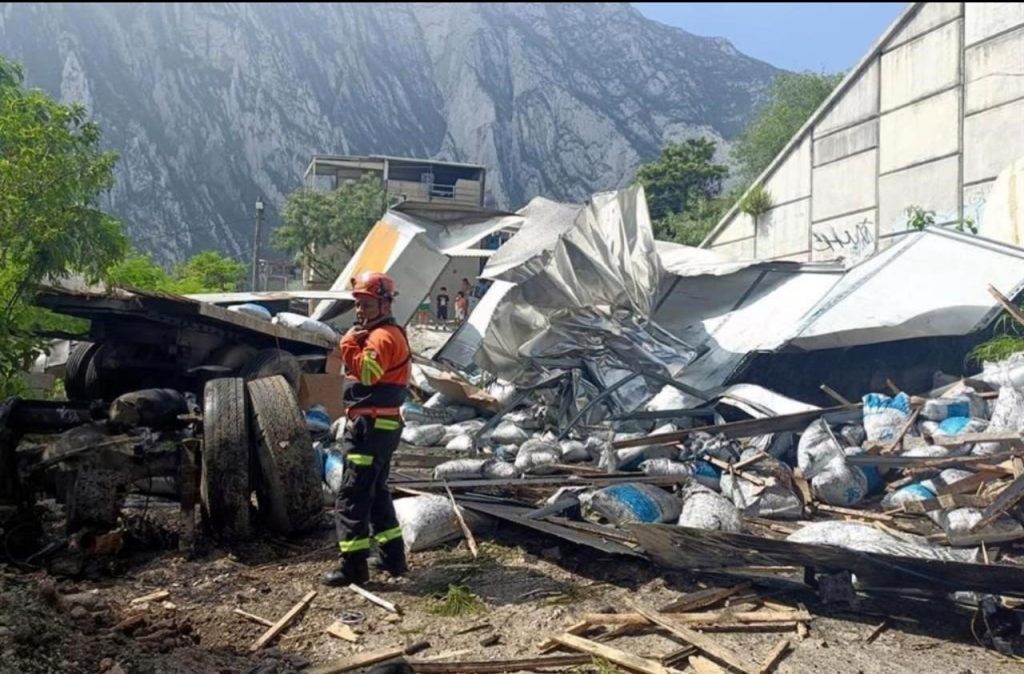 Cae tráiler desde puente de autopista Monterrey-Saltillo