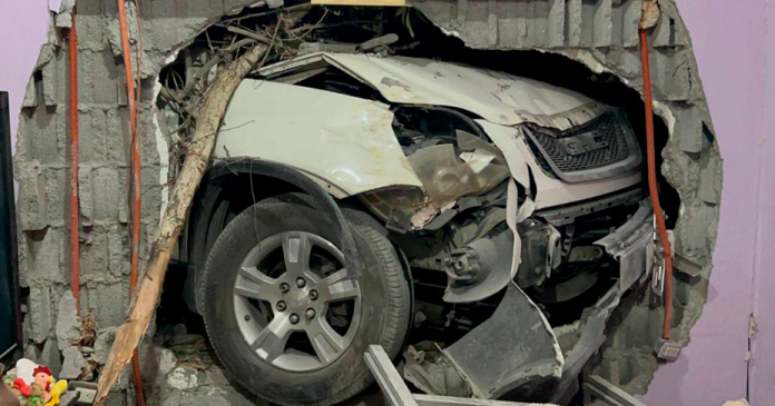 ¡Se metió hasta el cuarto!: Camioneta choca contra casa en Saltillo y lesiona a joven