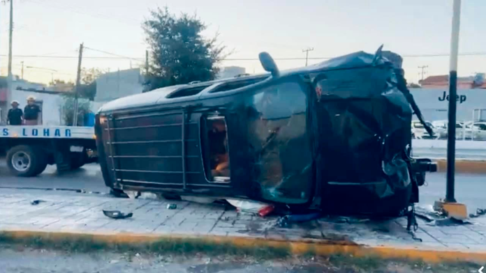 Camioneta vuelca en la Avenida Acereros por exceso de velocidad y alcohol
