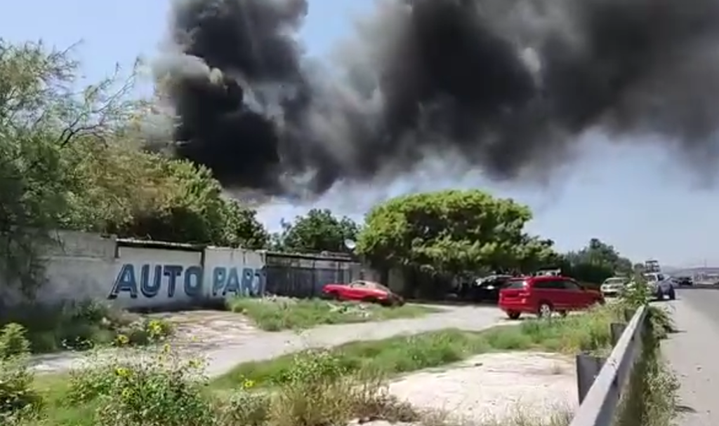 Fuerte incendio moviliza a los bomberos al libramiento Salinas de Gortari