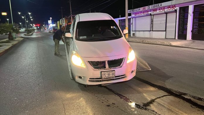 Colisiona contra camellón de bulevar y resulta ileso