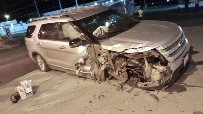 Veloz camioneta termina su loca carrera contra puente en la 57