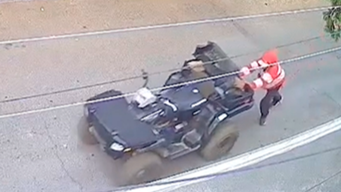 Exhiben a ladrón que se llevaba cuatrimoto empujándola en Saltillo