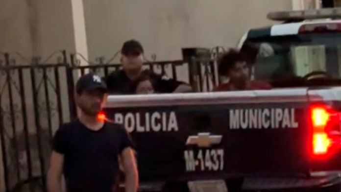 Hombre es detenido por dañar vehículos en el centro de Saltillo; los golpeaba con la mano