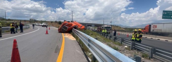 Muere trailero en Derramadero tras accidente 