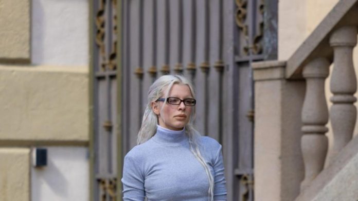 La actriz Julia Fox se declara lesbiana en TikTok 'Lo siento, chicos'