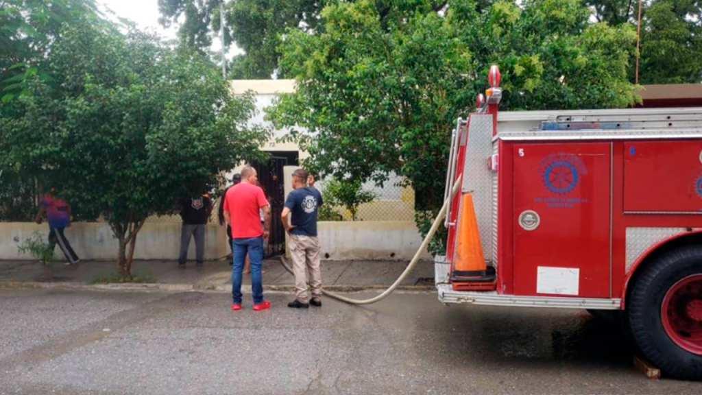 Rayo causa incendio en una vivienda; Vecinos ayudan a apagar el fuego en Parras de la Fuente