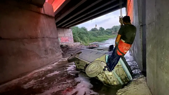 Rescatan a tres personas de camioneta que cayó al río Pesquería en Nuevo León