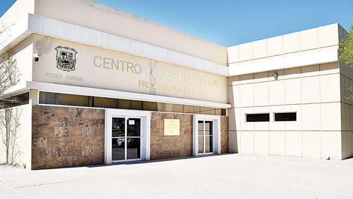 Se desmaya madre tras enterarse que su hijo fue enviado al penal