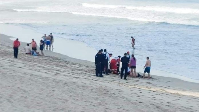 Turista fallece tras ser arrastrado por el mar en Sinaloa