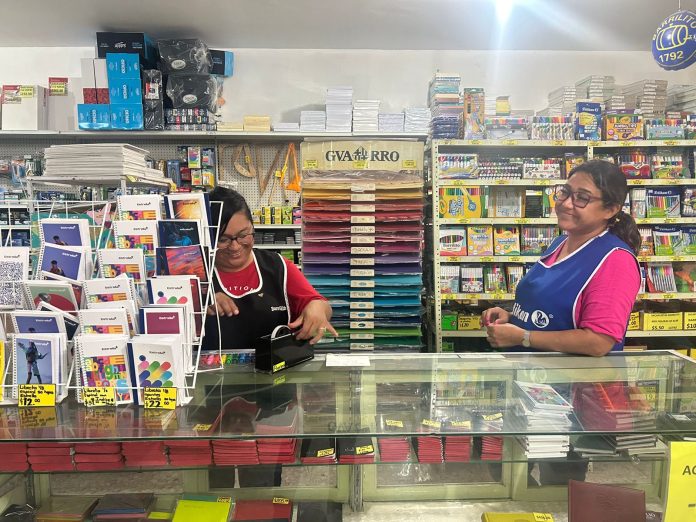 Padres se preparan para la compra de útiles escolares y enfrentan costos de lista