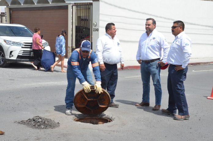 Taller mecánico tira residuos al drenaje y provocan intoxicación múltiple