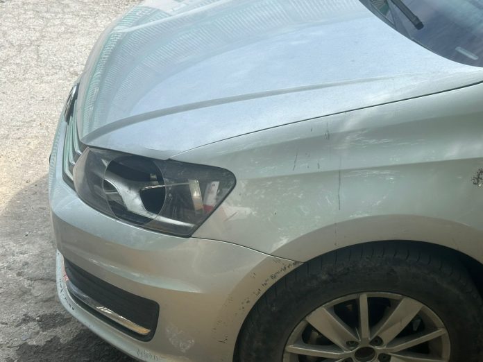 empezó a golpearle la parte frontal del vehículo dejando severos daños