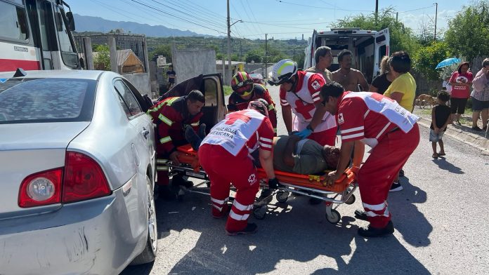 Queda lesionado tras ignorar alto y chocar con camión de ruta