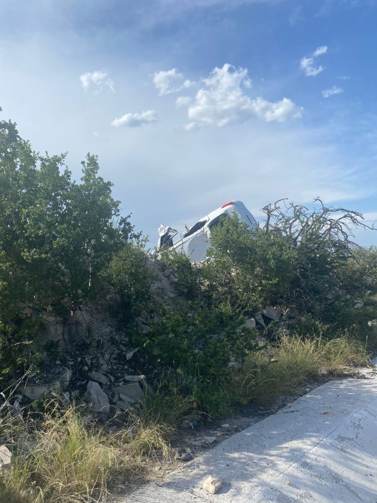 Muere en volcadura en la autopista Premier