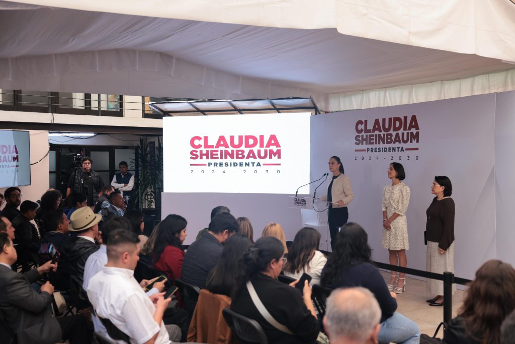 Claudia Sheinbaum presenta a Emilia Esther Calleja Alor como la primera mujer directora de la CFE
