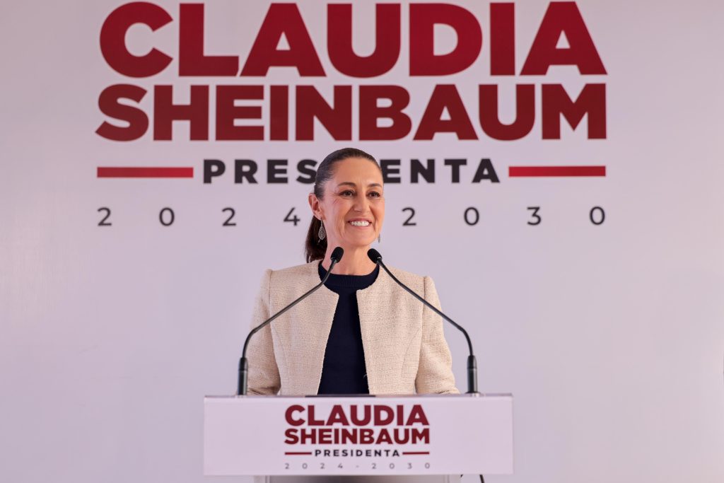 Claudia Sheinbaum presenta a Emilia Esther Calleja Alor como la primera mujer directora de la CFE