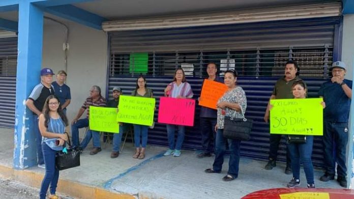 Se manifiestan ciudadanos en SIMAS; Claman agua