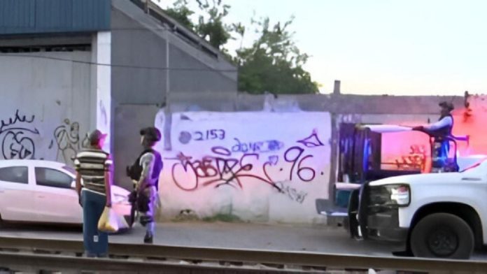 Encuentran a mujer muerta en la calle; fue atacada a balazos