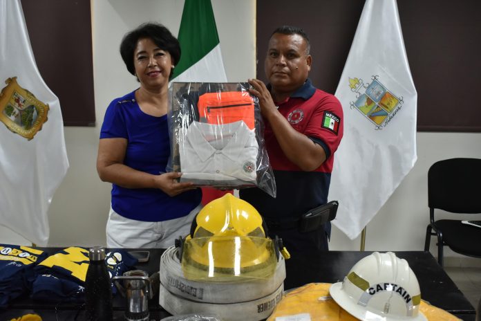 Entrega alcaldesa de Nadadores equipamiento a Bomberos