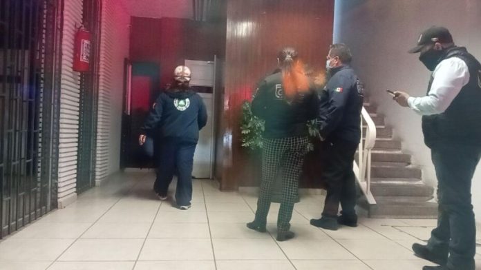 Abuelo muere tras caer desde elevador; se abrió antes de tiempo y cayó al vacío