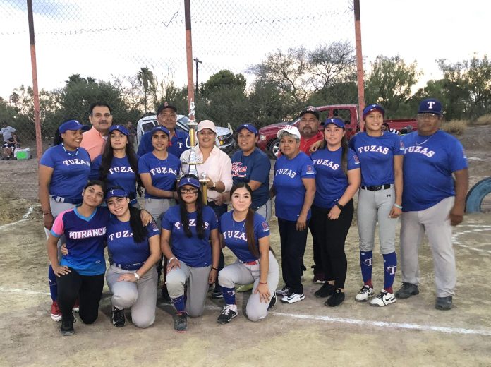 Claudia Andrade con campeonas Tuzas
