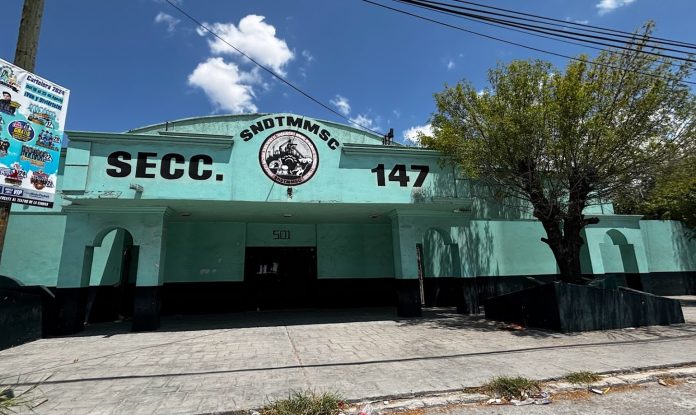 Entre 10 y 12 oficinistas presentaron la demanda en el Centro de Justicia Laboral, citando a los dirigentes sindicales para responder.