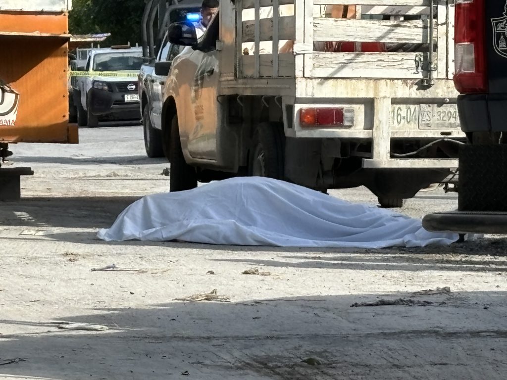 Muere trabajador en vía pública