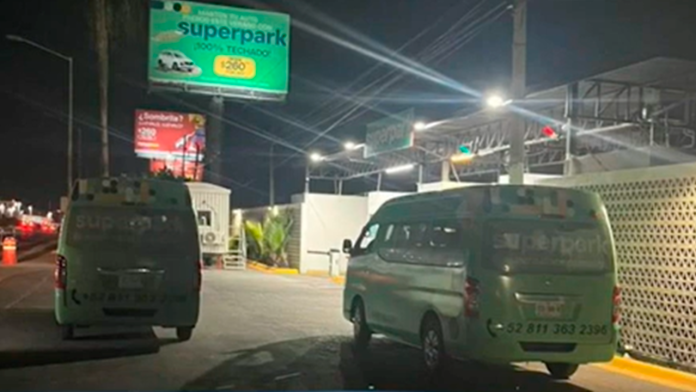 Le roban camioneta a saltillense en estacionamiento privado del Aeropuerto de Monterrey