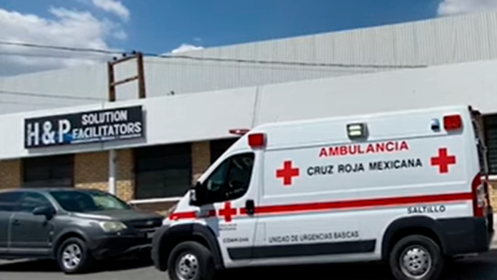 Máquina le prensa la mano a jovencito trabajador en Saltillo