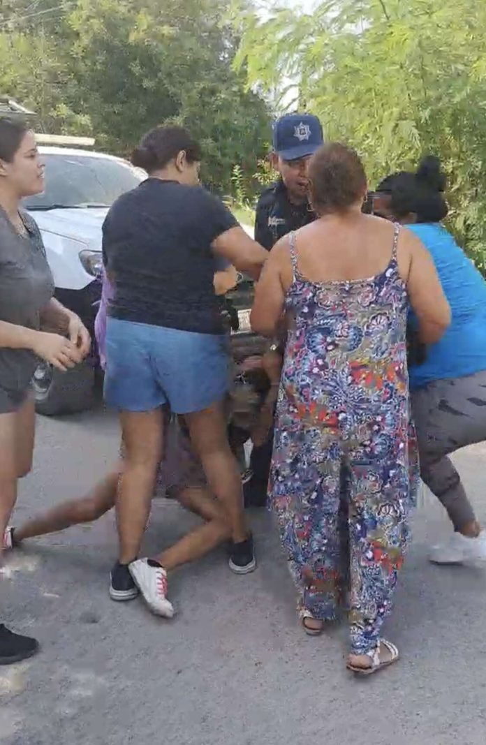 Policías lograron detener a la mujer previo a que la agredieran los mismos vecinos