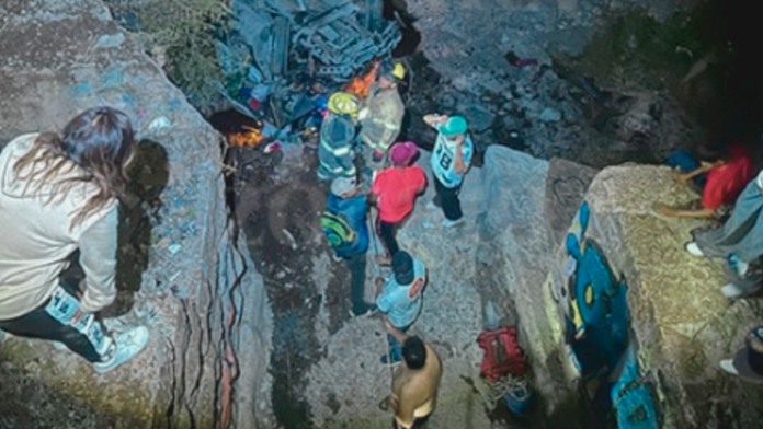 Vehículo de transporte cae en arroyo en Saltillo; conductor sufre graves heridas