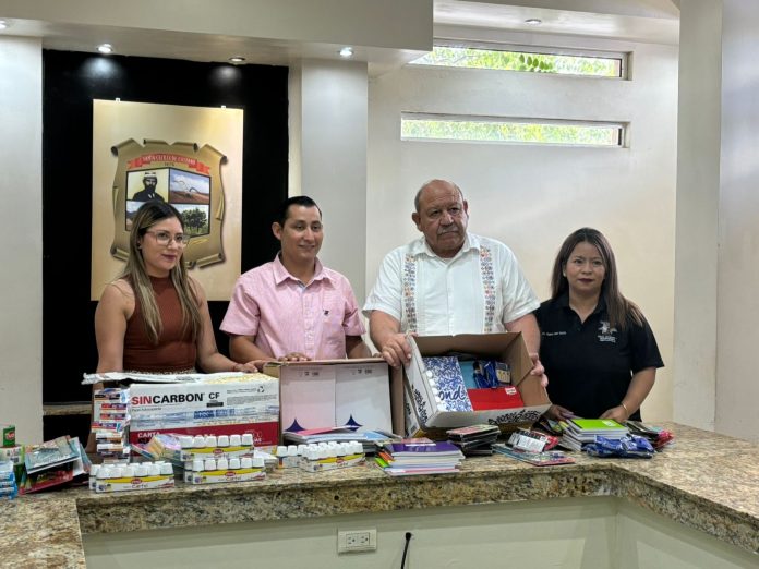Donan empresarios útiles escolares en Castaños