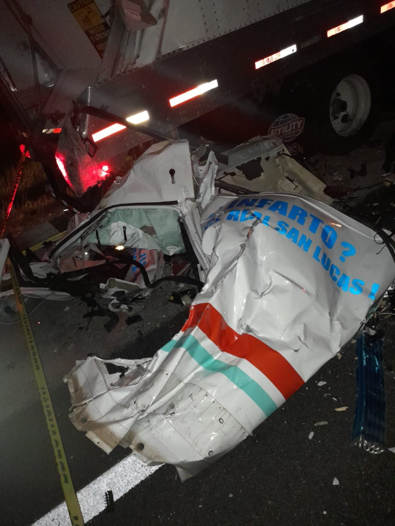 Cuatro muertos tras choque de ambulancia con tráiler en la autopista Monterrey – Laredo