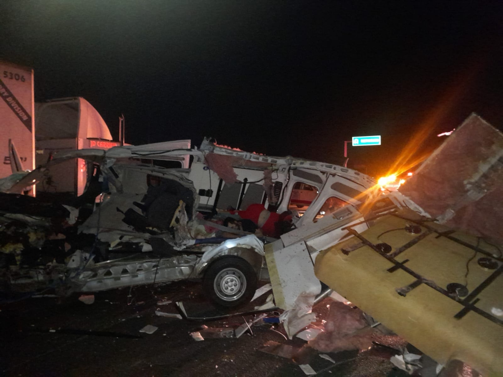 Cuatro muertos tras choque de ambulancia con tráiler en la autopista Monterrey – Laredo