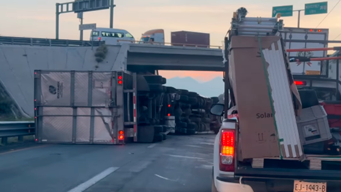 Tráiler terminó volcado en la carretera libre Saltillo – Monterrey