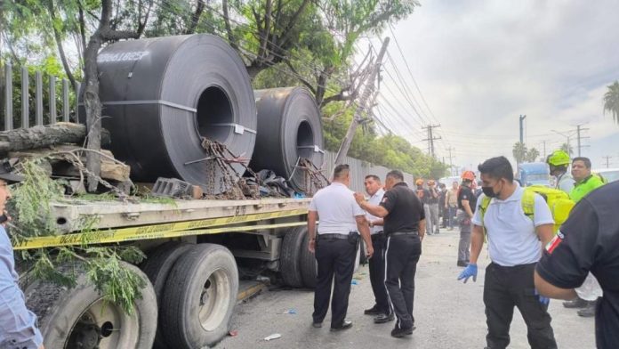 Tráiler pierde el control y mata a dos personas