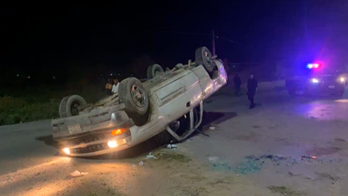 Abuelo y nieto sufren accidente al volcarse en la carretera 30