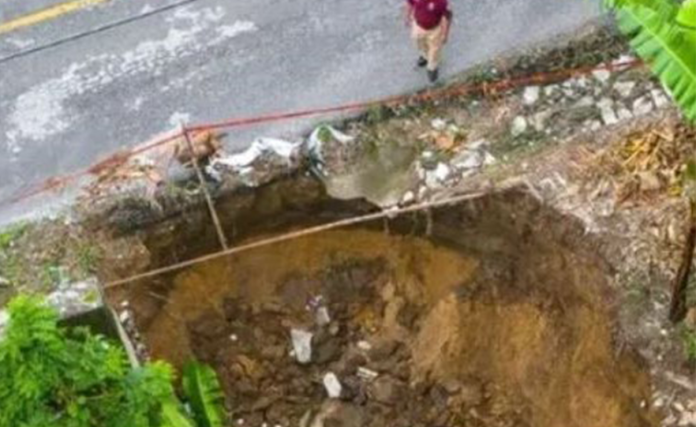 Arroyo en Los Tuxtlas arrastra a joven de 17 años; sólo encuentran su motocicleta