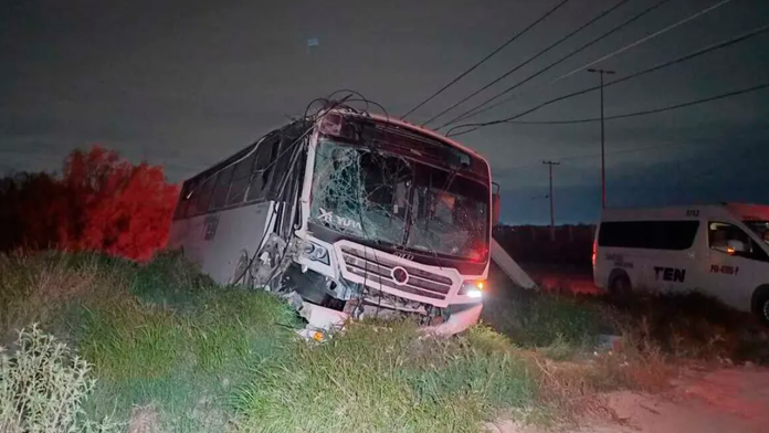 Camión se estrella contra un poste, continúa su trayecto y choca con otro en Torreón