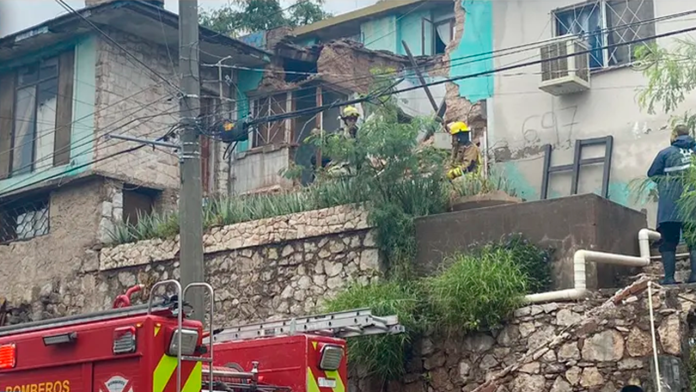Casa se derrumba sobre familia debido a lluvias intensas en Coahuila