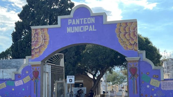 Detienen a joven por sacar en mochila los restos de su madre de un panteón