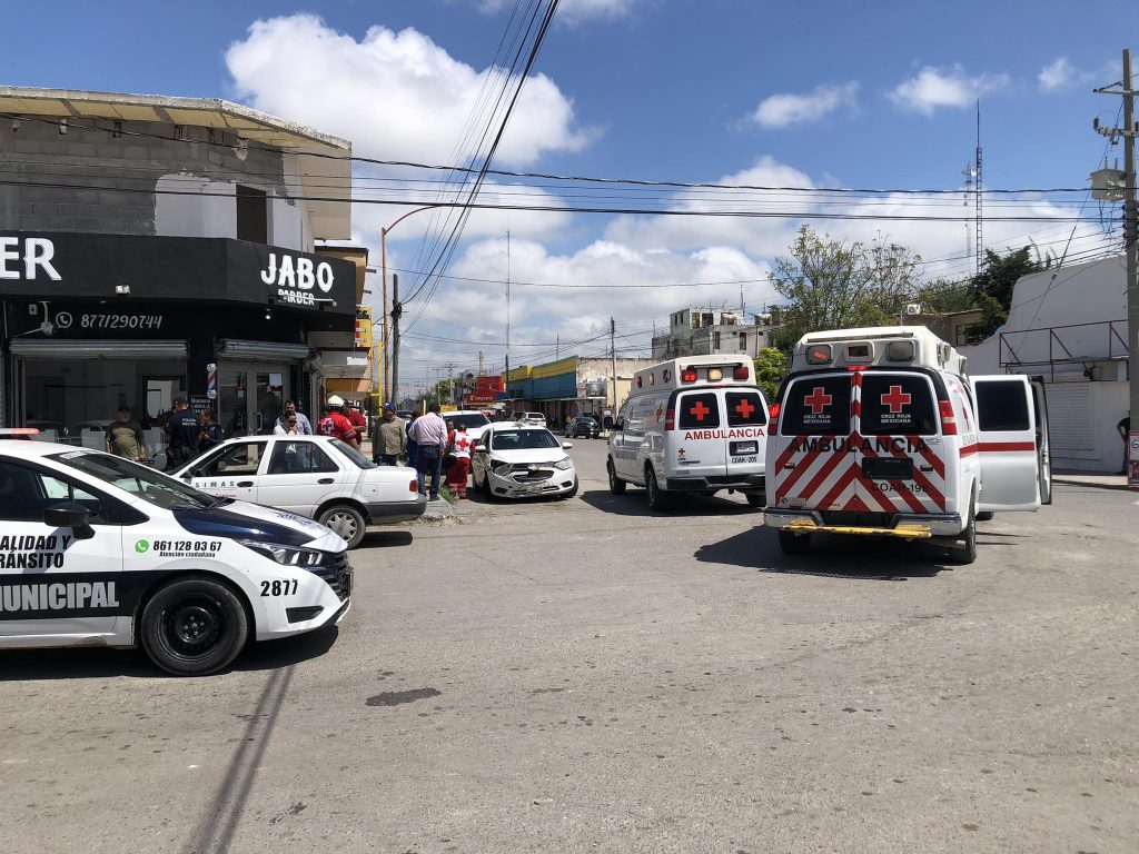 Participan cuatro vehículos en choque múltiple