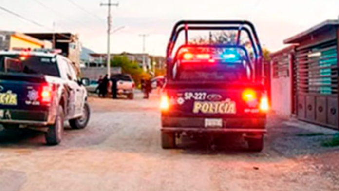 Hombre intenta incendiar su casa; vecinos lo reportan a las autoridades