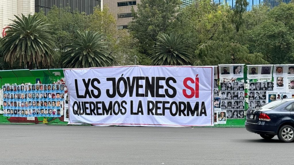 Jóvenes montan performance a favor de la reforma en el senado